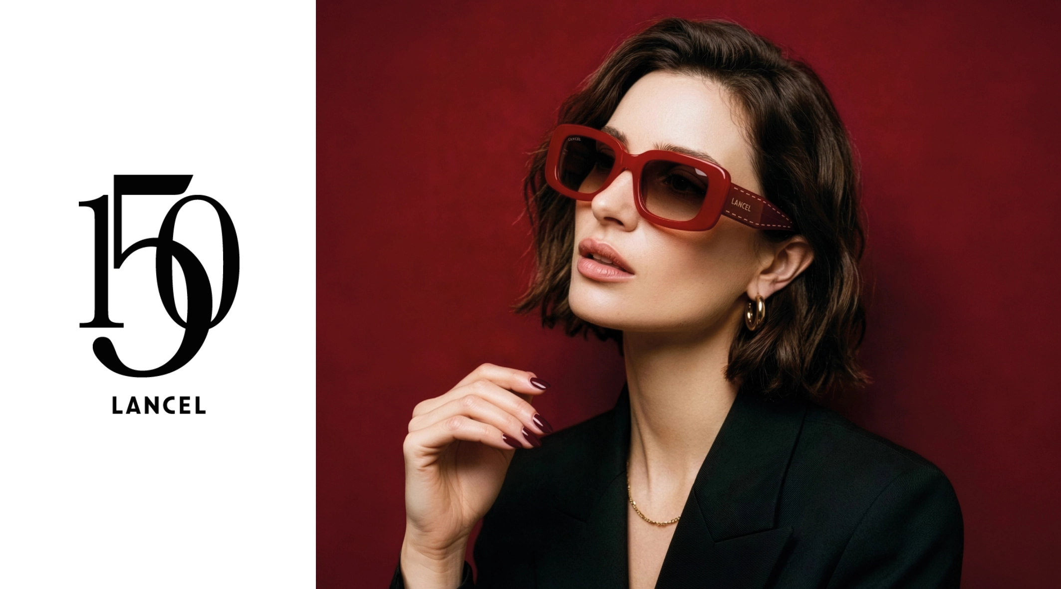 Lancel Capsule 150 ans – Solaire Premier Flirt LA91069, édition limitée Femme portant la solaire rouge Lancel Premier Flirt LA91069, édition limitée Capsule 150 ans, sur fond rouge, à côté du logo 150 ans Lancel