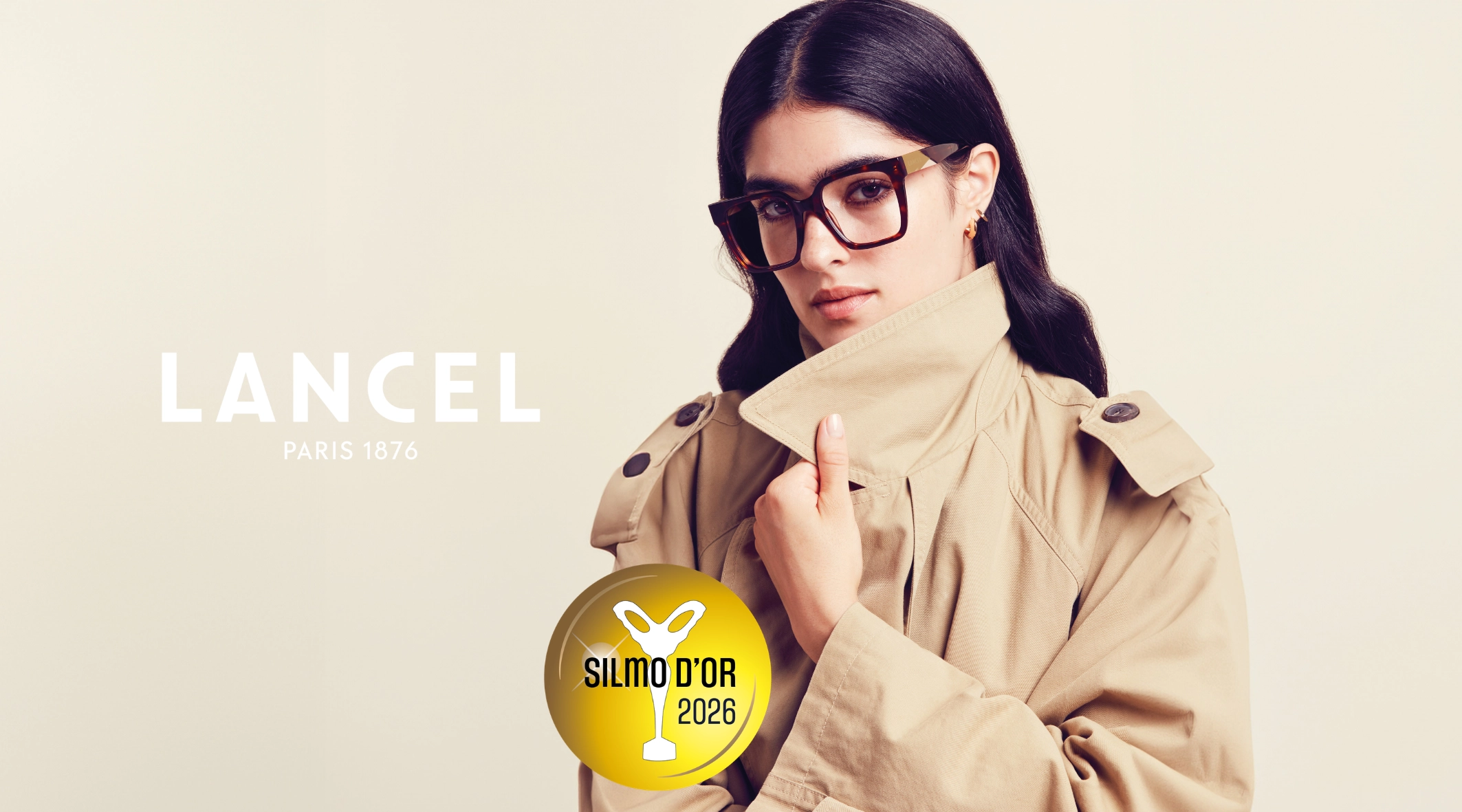 Lancel Émeline – SILMO d’Or 2026 Femme portant la monture optique Lancel Émeline en acétate écaille et détails dorés, avec la pastille SILMO d’Or 2026